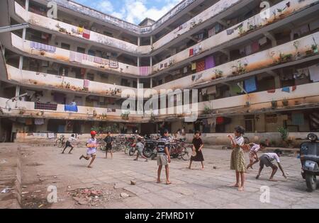 MUMBAI, INDIEN - Kinder spielen Cricket im Hof der Wohnung für städtische Polizeifamilien. Stockfoto