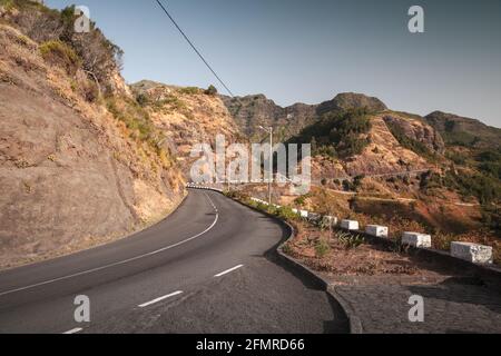 Sommerlandschaft mit einer leeren Bergstraße in Serra de Agua, Madeira, Portugal Stockfoto