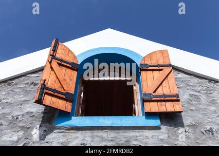 Fenster mit offenen Holzfenstern in blauem Rahmen. Ländliche Architektur der Insel Madeira, Portugal Stockfoto