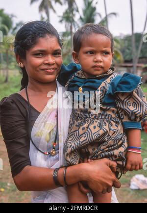 KERALA, INDIEN - Wanderarbeiterin und Kind aus Andhra Pradesh lagerten in den Western Ghats Mountains, Kottayam Bezirk. Stockfoto