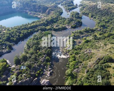 Radonsee in der Nähe des südlichen Bug Flusses an einem sonnigen Sommertag. Malerische Landschaft aus der Vogelperspektive. Überfluteter Granitbruch. Stockfoto