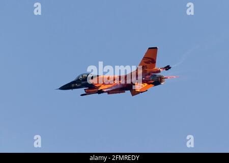 BARCELONA - 2. OKTOBER: Nicht identifizierte Piloten führen Akrobatik während der Luftflugzeugausstellung Festa al Cel Festival, am 2. Oktober 2011, in Barcelon Stockfoto