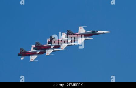 BARCELONA - 2. OKTOBER: Nicht identifizierte Piloten führen Akrobatik während der Luftflugzeugausstellung Festa al Cel Festival, am 2. Oktober 2011, in Barcelon Stockfoto