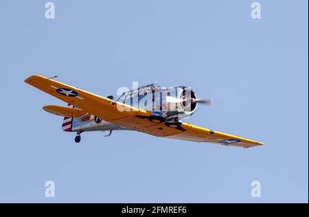 BARCELONA - 2. OKTOBER: Nicht identifizierte Piloten führen Akrobatik während der Luftflugzeugausstellung Festa al Cel Festival, am 2. Oktober 2011, in Barcelon Stockfoto