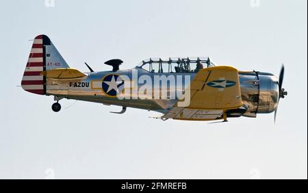 BARCELONA - 2. OKTOBER: Nicht identifizierte Piloten führen Akrobatik während der Luftflugzeugausstellung Festa al Cel Festival, am 2. Oktober 2011, in Barcelon Stockfoto