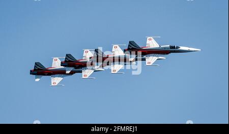 BARCELONA - 2. OKTOBER: Nicht identifizierte Piloten führen Akrobatik während der Luftflugzeugausstellung Festa al Cel Festival, am 2. Oktober 2011, in Barcelon Stockfoto