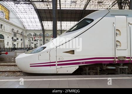 BARCELONA, SPANIEN - DEZEMBER 12: Hochgeschwindigkeitszug, TGV, geparkt am Bahnhof in Frankreich, Barcelona. Aufgenommen in Barcelona am 12. Dezember 2010 Stockfoto