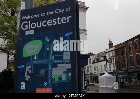 Gloucester, Großbritannien, 11. Mai 2021. Die Polizei hat im Café „The Clean Plate“ nach einer Leiche gesucht, die befürchtet wurde, mit dem Serienmörder Fred West in Verbindung gebracht zu werden. Gloucestershire.Quelle: Gary Learmonth / Alamy Live News Stockfoto