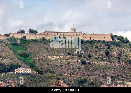 Anzeigen von Castillo de Montjuic und Leuchtturm auf dem Berg Montjuic in Barcelona, Spanien Stockfoto