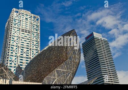 BARCELONA, SPANIEN - SEPTEMBER 04: Frank Gehrys moderne Skulptur El Peix d'Or befindet sich in Barcelonas Vila Olimpica, dem Olympischen Dorf für die 1992 Stockfoto