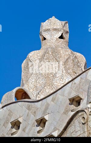 BARCELONA-JAUNARY 7: Gaudi-Schornsteine in der Casa Mila (oder La Pedrera) am Jaunary 7, 2012 in Barcelona. Terrasse der Casa Mila, Kamine in Form von Stockfoto