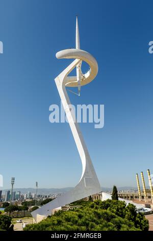 Barcelona, Spanien - 17. März 2017: Montjuic Communications Tower im Park. Es handelt sich um einen Telekommunikationsturm, der von Santiago Calatrava entworfen wurde. Konstruktion Stockfoto