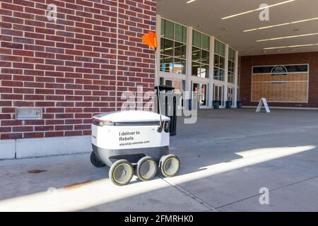 Oxford, MS - 3. Februar 2021: Ein Starship-Roboter, ein selbstfahrende Zustellroboter, auf dem Campus der University of Mississippi Stockfoto