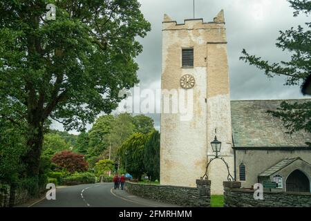 Der Kirchturm von St. Oswald im Dorf Grasmere im Lake District, Cumbria, Großbritannien Stockfoto