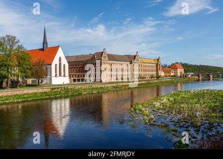 Grimma, Sachsen, Deutschland- 05 11 2021, die kleine Stadt an der Mulde ist bekannt als die "Perle des Muldetals"-moderne Hochwasserschutzmauer in der Stockfoto