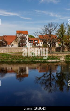 Grimma, Sachsen, Deutschland- 05 11 2021, die kleine Stadt an der Mulde ist bekannt als die "Perle des Muldetals"-moderne Hochwasserschutzmauer in der Stockfoto