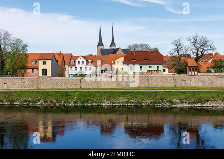 Grimma, Sachsen, Deutschland- 05 11 2021, die kleine Stadt an der Mulde ist bekannt als die "Perle des Muldetals"-moderne Hochwasserschutzmauer in der Stockfoto