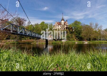 Grimma, Sachsen, Deutschland- 05 11 2021, die kleine Stadt an der Mulde ist bekannt als die "Perle des Muldetals"- Hängebrücke in der Nähe der Geschichte Stockfoto