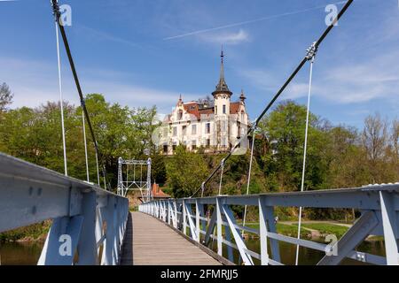 Grimma, Sachsen, Deutschland- 05 11 2021, die kleine Stadt an der Mulde ist bekannt als die "Perle des Muldetals"- Hängebrücke in der Nähe der Geschichte Stockfoto