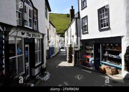 Port Issac Fore Street zeigt Geschäfte, die zum laufen Harbor Cornwall England Großbritannien Stockfoto