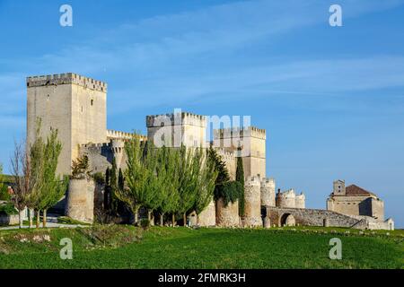 Schloss und mittelalterliche Kirche in Ampudia Palencia Provinz, Spanien Stockfoto