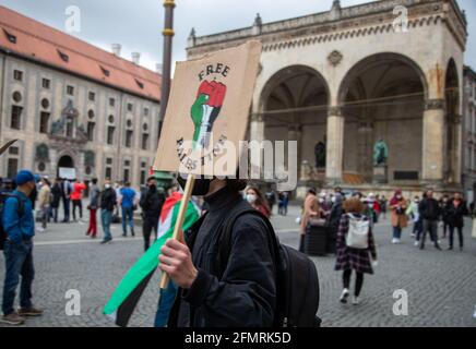 Demonstrat hält Schild mit der Aufschrift: ' Free Palestine '. Ca. 1000 Menschen sammeln sich am 11. Mai in München spontan, um ihre Solidarität mit den palästinischen Demonstrant*innen in Jerusalem zu zeigen. Da deutlich mehr Menschen als zur Sammlung kamen, müssen die Polizei sie auf. The Demonstrant*innen verschließen friedlich die Kundgebung. * Demonstrantor hält ein Schild mit der Aufschrift: ' Free Palestine '. Am 11 2021. Mai versammelten sich spontan rund 1000 Menschen in München, um ihre Solidarität mit den palästinensischen Demonstranten in Jerusalem zu zeigen. Die Polizei löste die auf Stockfoto