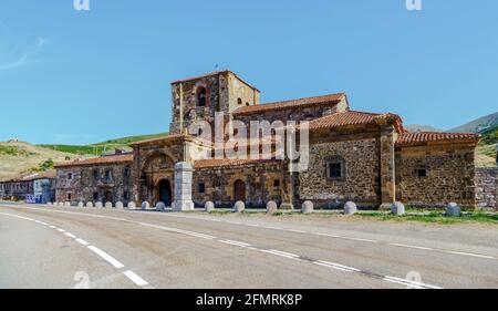 Stiftskirche Santa Maria de Arbas die Hafenhäuser Entlang der Straße in der Provinz Leon in Spanien Stockfoto