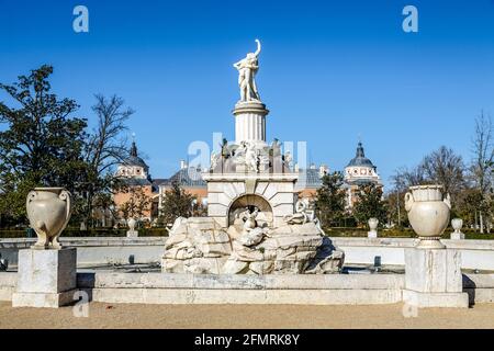 Aranjuez , Spanien - 13. März 2016: Blick auf den Brunnen im Garten des Königspalastes von Aranjuez. Der Königspalast von Aranjuez ist eine Residenz der Ki Stockfoto