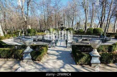 Aranjuez , Spanien - 13. März 2016: Blick auf die Statue im Garten des Königspalastes von Aranjuez. Der Königspalast von Aranjuez ist eine Residenz von Stockfoto