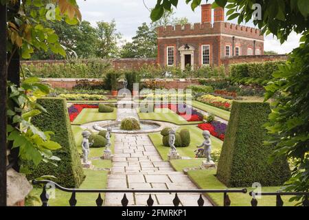 LONDON, Großbritannien - 22. Juli 2011. Hampton Court Palace Gardens. Teichgärten und Bankettshaus im Hampton Court Palace Stockfoto