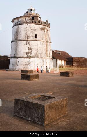 PANAJI, INDIEN - 06. November 2011. Aguada Fort, Überreste einer portugiesischen Küstenfestung in Candolim, Goa, Indien Stockfoto