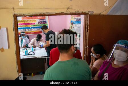 Ghaziabad, Indien. Mai 2021. Menschen, die in einer Schlange beim Registrierungsbüro für den Covid-19-Impfstoff nach der Erlaubnis der Regierung von Uttar Pradesh gesehen wurden, Menschen über 18 Jahren zu impfen. (Foto von Pradeep Gaur/SOPA Images/Sipa USA) Quelle: SIPA USA/Alamy Live News Stockfoto