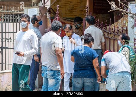 Ghaziabad, Indien. Mai 2021. Nach der Erlaubnis der Regierung von Uttar Pradesh, Menschen über 18 Jahren zu impfen, warten Menschen vor dem Impfzentrum auf den COVID19-Impfstoff. (Foto von Pradeep Gaur/SOPA Images/Sipa USA) Quelle: SIPA USA/Alamy Live News Stockfoto