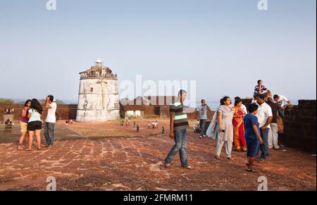 PANAJI, INDIEN - 06. November 2011. Indische Touristen besuchen Aguada Fort, eine alte portugiesische Küstenverteidigung in Goa, Indien Stockfoto