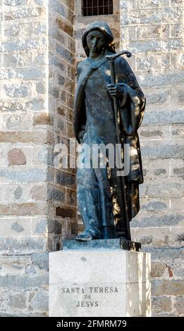 Avila, Spanien - 18. April 2014: Skulptur der heiligen Teresa von Jesus in Avila, Bronze an den Toren des Klosters der Menschwerdung. Spanien Stockfoto