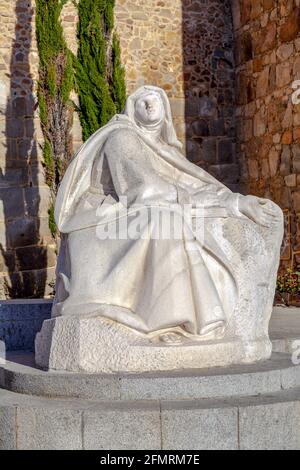 Avila, Spanien - 18. April 2014: Denkmal der heiligen Teresa von Avila, aufgestellt zusammen mit der Südwand der Stadt Stockfoto