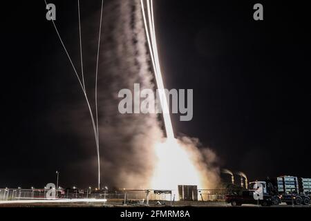 Aschkelon, Israel. Mai 2021. Das israelische Luftverteidigungssystem „Eiserner Dom“ startet, um Raketen abzufangen, die von der palästinensischen islamistischen Bewegung Hamas aus Gaza in Richtung Israel abgefeuert wurden, während die israelisch-palästinensische Gewalt eskaliert. Quelle: Ilia Yefimovich/dpa/Alamy Live News Stockfoto
