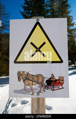 Warnschild für Pferdeschlittenüberquerung, Fiscalina-Tal, Trentino-Südtirol, Italien Stockfoto