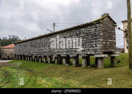 Typischer Horreo (Kornspeicher) in Bainas, Provinz A Coruna, Galicien, Spanien Stockfoto