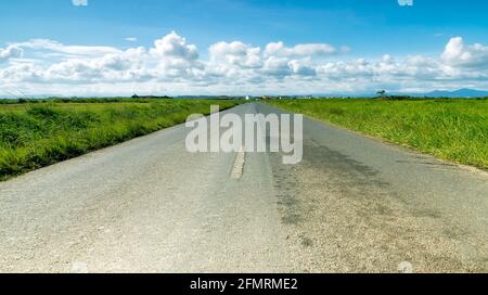 Offene Autobahn zum blauen Himmel Stockfoto