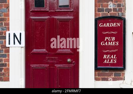 BUCKINGHAMSHIRE, Großbritannien - 25. Dezember 2020. Detail einer roten Eingangstür zu einem typischen britischen High Street Pub Stockfoto