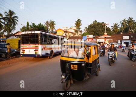 PANAJI, INDIEN - 09. November 2011. Typische belebte indische Straße mit Verkehr. Auto-Rikscha, Bus und Motorräder auf einer Straße in Panaji, Goa, Indien Stockfoto