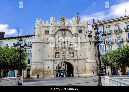 Burgos, Spanien - 29. August 2016: Fassade Santa Maria Arch Door, das mittelalterliche Tor aus dem 14. Jahrhundert. Stockfoto