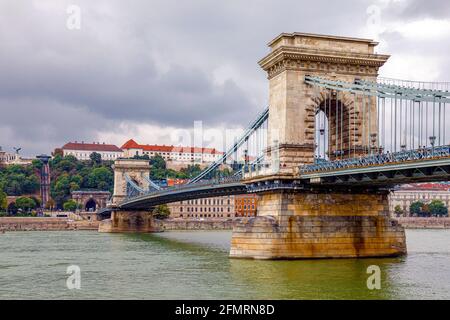 Budapest, Ungarn - 15. November 2019: Die Kettenbrücke ist eine Kettenbrücke, die die Donau zwischen Buda und Pest, der westlichen und östlichen Seite, überspannt Stockfoto