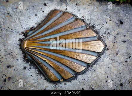 Meilenstein bei Camino de Santiago, Burgos Spanien in Messing Stockfoto