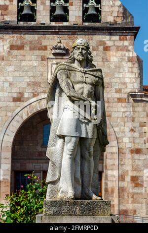 Statue von Don Pelayo, Sieger der Schlacht bei Covadonga und erster König von Asturien Stockfoto