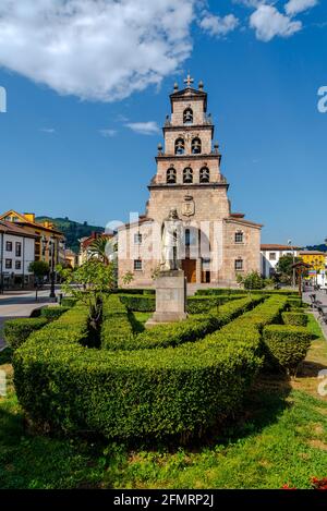 Kirche der Himmelfahrt von Cangas de Onis, Asturien Spanien und Statue von Don Pelayo, erster König von Spanien. Stockfoto
