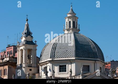 Kuppel (von Carlo Fontana) und Glockenturm (von Francesco Navone) der Kirche Santa Maria dei Miracoli auf der Piazza del Popolo, Rom, Latium, Italien Stockfoto