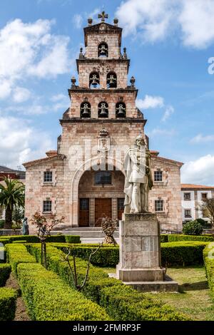Kirche der Himmelfahrt von Cangas de Onis, Asturien Spanien und Statue von Don Pelayo, erster König von Spanien. Stockfoto