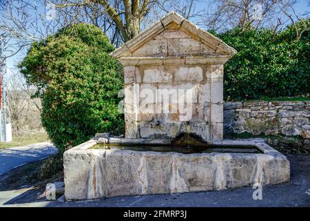Öffentlicher Brunnen von Palazuelos Stein in der Provinz Guadalajara, Spanien Stockfoto